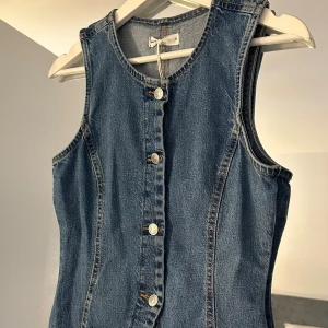 Väst Gina Tricot  - Så snygg jeansväst från Gina Tricot som aldrig kommit till användning. Prislappen sitter kvar 💗