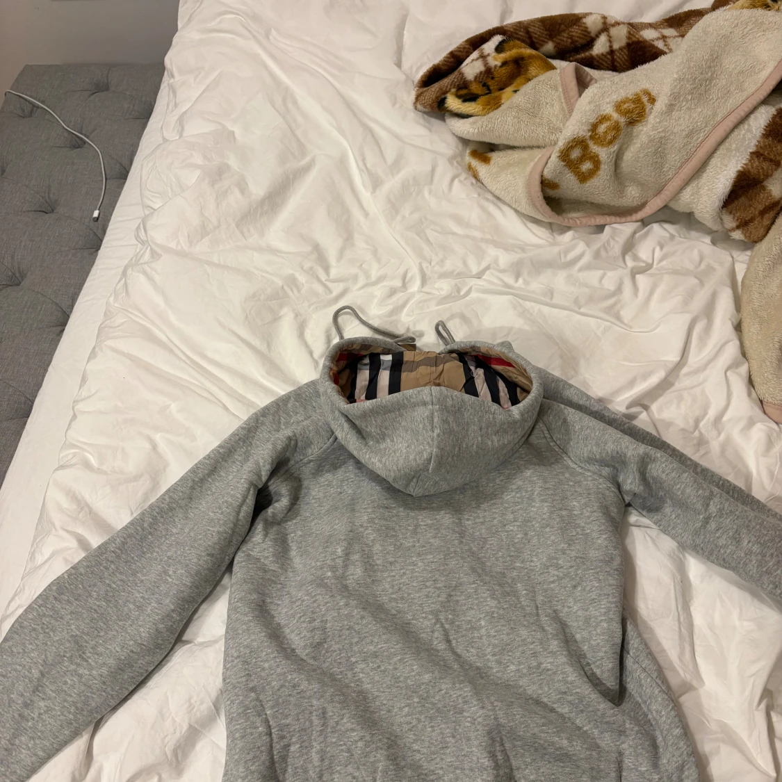 Grå hoodie från Burberry med dragkedja - 1