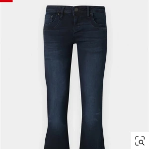 LTB jeans  - Helt vanliga LTB valerie jeans i strl 24/32, mörkblå. Köpt helt nya, använt kanske 3 ggr. Jag är 160cm och de är lite för långa som referens. Kommer inte skicka bild på då jag inte är bekväm med det samt att de är en populär modell och de flesta vet hur de sitter🥰 Finns inga defekter och sänker vid snabb affär💕 