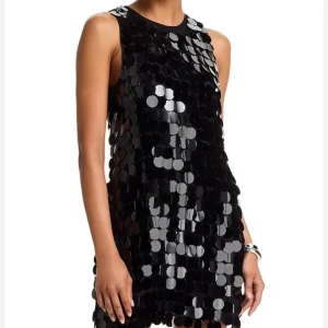 Dry lake Svart glittrig cocktail paljettklänning - Supersnygg svart kort klänning täckt med stora glittriga paljetter. Ärmlös modell med rund hals och rak passform som ger en cool och festlig vibe. Perfekt för dig som vill sticka ut och glänsa på dansgolvet.