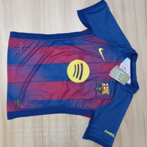 FC Barcelona Lamine Yamal tröja S - Säljer en officiell FC Barcelona matchtröja från Nike med Lamine Yamal och nummer 19 på ryggen. Tröjan har breda blå och vinröda ränder, gula detaljer och klubbmärke på bröstet. Tillverkad i Dri-Fit ADV material som andas och är perfekt för fotboll.