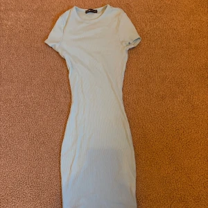 Klänning - Ribbad klänning. Knapps använd. Tight passform. Passar xs också