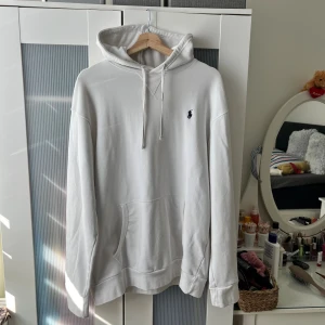 Polo Ralph Lauren the RL fleece hoodie / luvtröja - Jätte fin hoodie / sweatshirt från Polo Ralph lauren Storlek XL, passar även större L Hoodien är i princip nyskick, inte kommit till användning så mycket Vit färg med mörkblå logga Skicka meddelande vid några funderingar Kolla gärna även in mina andra annonser