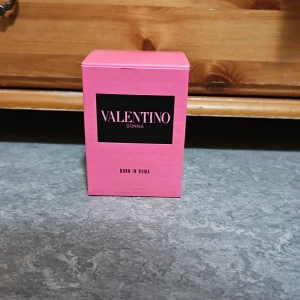 Valentino Donna Born In Roma parfym - Trendig parfym från Valentino, Donna Born In Roma. Snygg rosa förpackning och exklusiv flaska. Volym: 100 ml (3.4 FL.OZ). Perfekt för dig som vill sticka ut med stil.