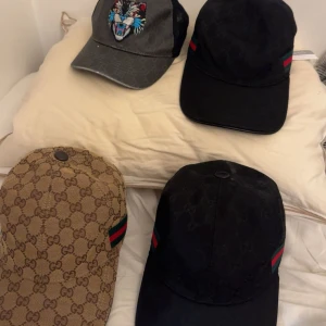 Fyra st Gucci Kepsar - Säljer alla 4 antingen individuellt eller alla tillsammans. Inte använda 
