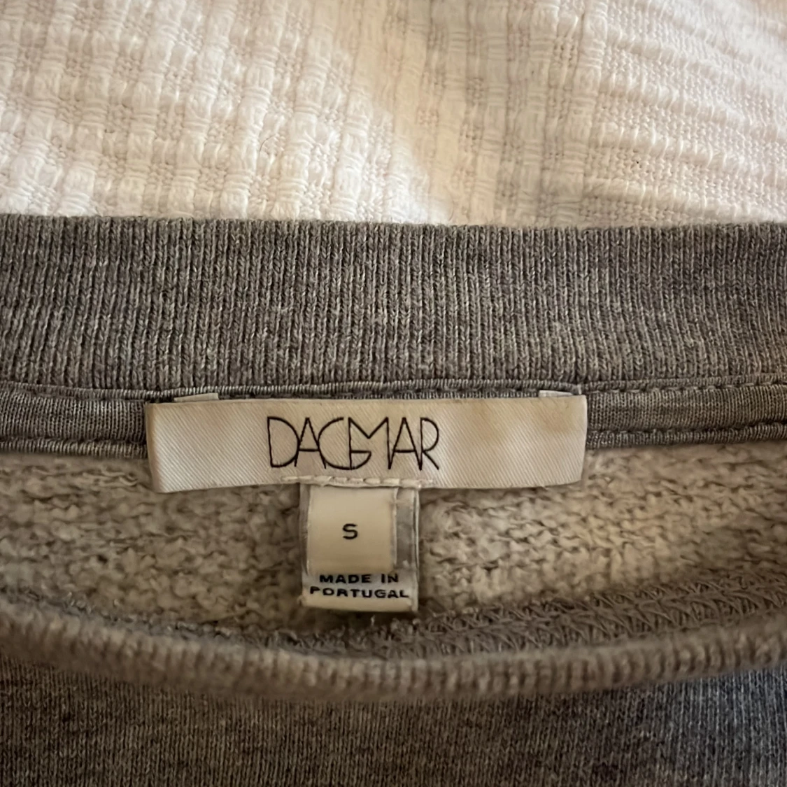 Grå croppad tröja från Dagmar - 2