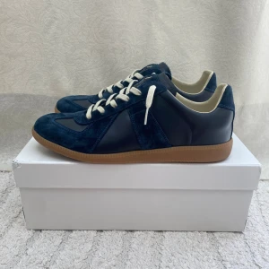 Maison Margiela Gats - Maison Margiela Gats i Navy Blue. Box och dustbags ingår. Äkthetsbevis finns. Hör gärna av dig vid frågor och bud