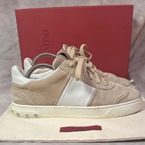 Valentino flycrews beige  - Säljer mina jättefina valentino flycrews i beige!! Storlek 38. Jätte bra skick, alla nitar är kvar!! 
