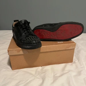 Christian louboutins - Svarta louboutins i läder, givetvis äkta! Men har tyvärr sprucken sula på ena foten där av priset! Hör gärna av er vid minsta lilla funderingen. STRL 44,5