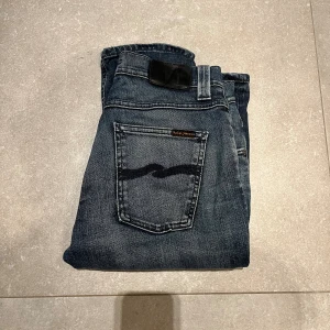 Nudie grim Tim - Tjena, säljer nu dessa riktigt snygga nudie grim Tim W30. Dom är i riktigt bra skick. Nypris 1600✅Vid minsta funderingar så är det bara att höra av sig//Allt gott