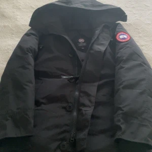 Canada Goose  - Canada goose vinterjacka chateau parka. Nyskick knappast använd. Storlek Xs men skulle säga att den är mer S till och med kanske M