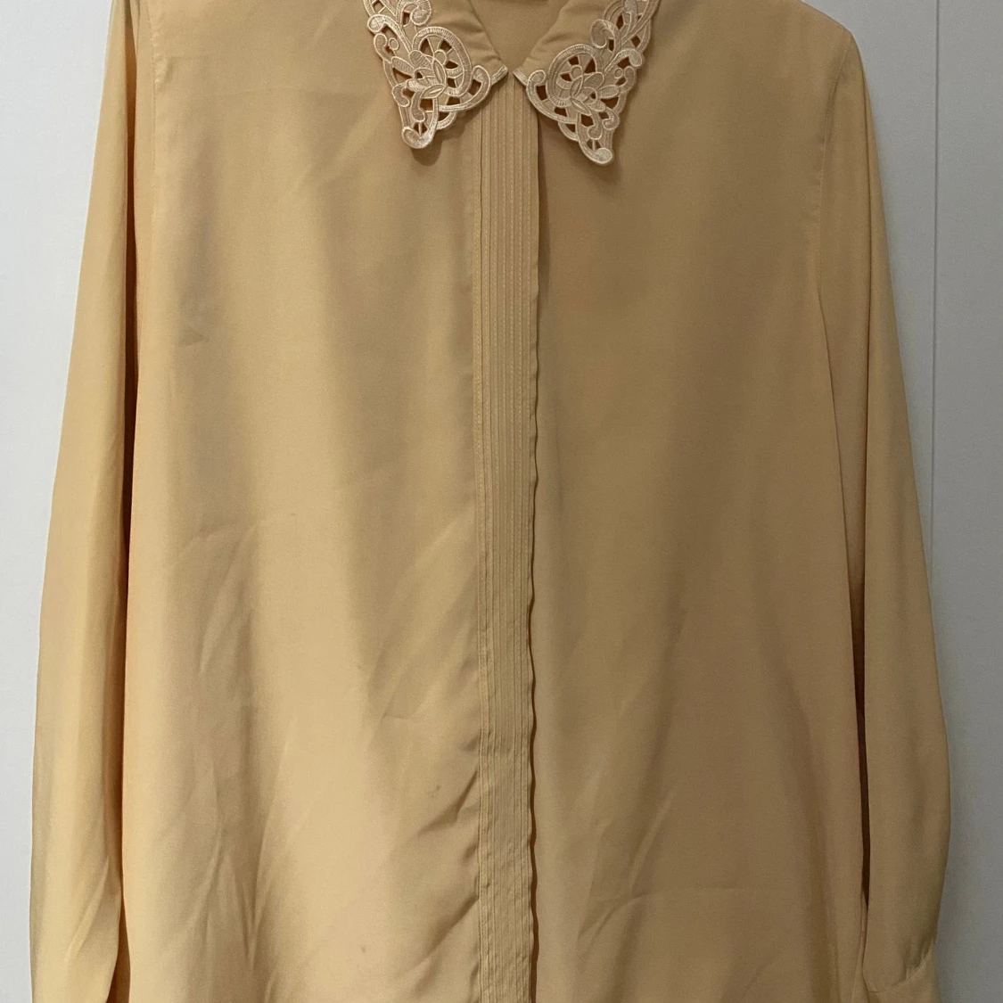 Beige skjorta med spetskrage Elle - 1