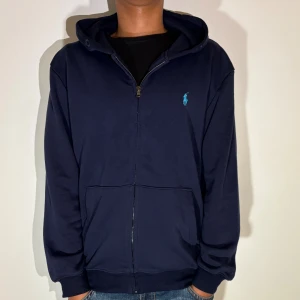 Ralph Lauren full zip - Väldigt snygg Ralph Lauren hoodie med en sällsynt logga färg😁 tycker det är trevligare utan snören på hoodies men man får såklart med snören vid beställning✌️