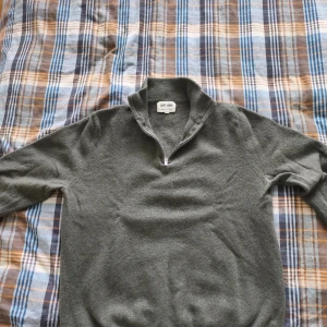 Grå tröja med half zip Soft Goat - Säljer en grå stickad kashmirtröja från Soft Goat. Produkten är på bra skick. Priset kan diskuteras.