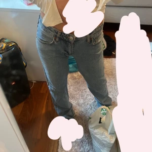 Lågmidjade Blåa jeans - Hej, säljer dessa blåa jeans ifrån bikbok!