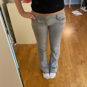 Ljusgrå bootcut jeans - Jeans ifrån ginatricot strl 158 men jag är ungefär 162 så de är lite längre.