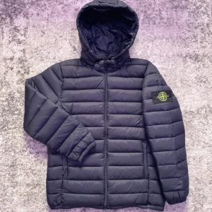 Grå Stone Island jacka - Riktigt fin dunjacka med borttagbar luva, nytt skick i storlek M. Perfekt för en stilren look med eller utan luva och värmer samtidigt bra för kyligare dagar❄️. Hör gärna av dig vid minsta fundering om t.ex mått, fler bilder eller pris!