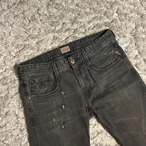 Replay Anbass jeans med slitningar - Säljer dessa riktigt snygga Replay Anbass jeans med slitningar. Jeansen är i storlek 30/32 och är i ett bra skick. Bara att skriva över frågor och funderingar.