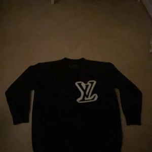 Louis Vuitton tröja st S/M - En fin Louis Vuitton tröja perfekt för vintern! Jag har använt den några gånger, skulle starkt rekommendera den för vintern den e riktig skön! Den e inte så använd o skulle verkligen sagt att köpa den om ni vill va varma och ha stil 