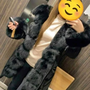 Svart pälsjacka parka från Fatima.  - Säljer en svart pälsjacka med extra fluffig krage och muddar. Jackan har en lång, rak passform och är fodrad med mjuk pälsimitation. Perfekt för dig som vill ha en statement piece med lyxig vibe och värme.  Jag köpt den för 6000 kr och vill gärna sälja den för 1800kr 