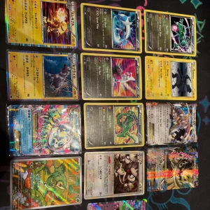 Pokémonkort samling - En färgstark samling Pokémonkort med populära karaktärer som Rayquaza, Zekrom, Latios, Latias och Primal Kyogre EX. Perfekt för dig som älskar Pokémon och vill utöka din samling med både klassiska och sällsynta kort. Passar både samlare och spelare som vill ha coola kort att visa upp. Säljs styckvis eller alla samtidigt :)