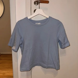Ljusblå T-shirt - Ljusblå t-shirt i storlek XS. Använt 1-2 gånger och är därmed i mycket bra skick.