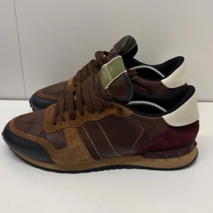 Valentino Garavani Rockrunner sneakers - Skick 9/10- endast skorna tillkommer- storlek 43,5-om du har någon fråga är det bara att skriva! 