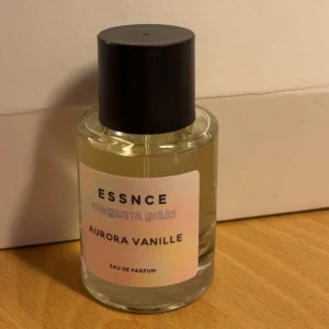 Aurora Vanille Eau de Parfum - Aurora Vanille från ESSNCE Margareta Grääs är en Eau de Parfum säljer då det inte var en lukt som passar mig.  DÅ jag redan gått mer i pris så kommer jag inte göra det mer!!!
