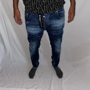 Dsquared jeans strl 46 - Helt nya. Fin replika med grym kvalité. Modellen är 175cm lång,väger 67kg. Pris: 1299kr. Först till kvarn som gäller. Skickas direkt inom 24h