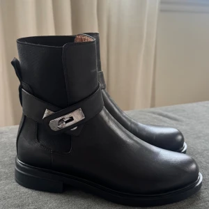 Läderboots - Svarta läderboots med gummisula. 