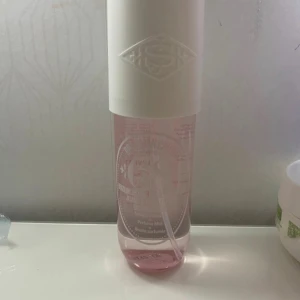 Hell ny Sol de Janeiro Brazilian Crush Cheirosa '68 Parfym Mist - Säljer hell ny Sol de Janeiro Brazilian Crush Cheirosa '68 parfymmist. En härlig doft som för tankarna till sol och sommar. Innehåller noter av rosa dragonfruit, litchi och jasmin. Jag säljer den eftersom jag använder inte längre parfym. Priset kan diskuteras vid snabb affär.  Kolla gärna mina andra auktioner med massa smink, hudvård, kläder,parfym och massa annat.