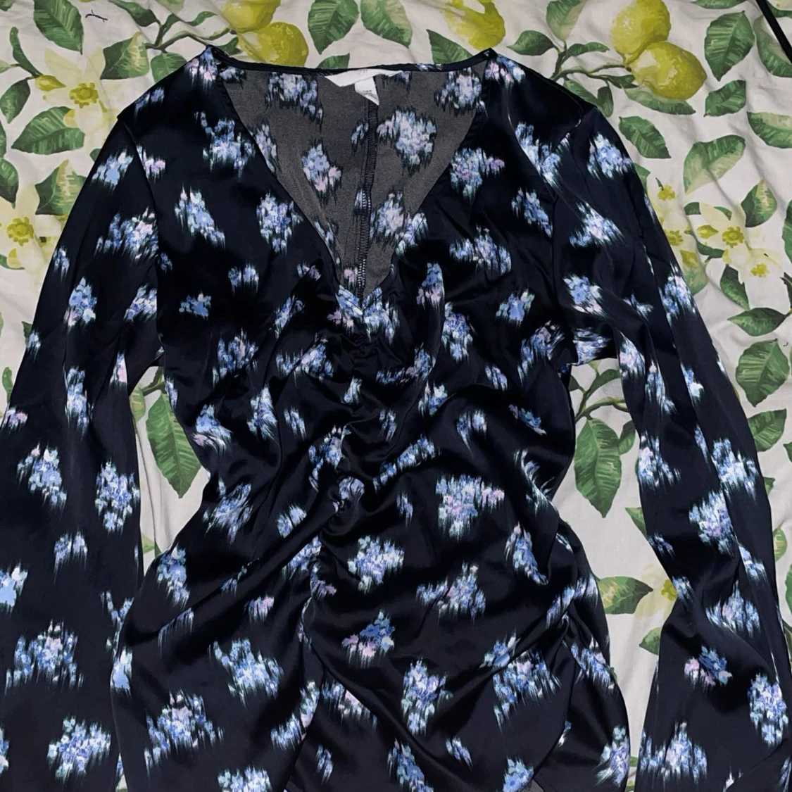 Blommig svart tröja från H&M