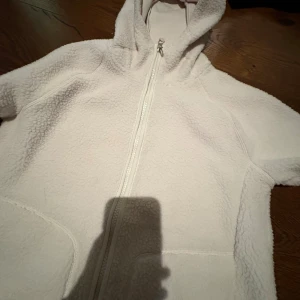 vit teddy jacka  - säljer min vita teddy jacka då den blivit för liten 🥰😇💞