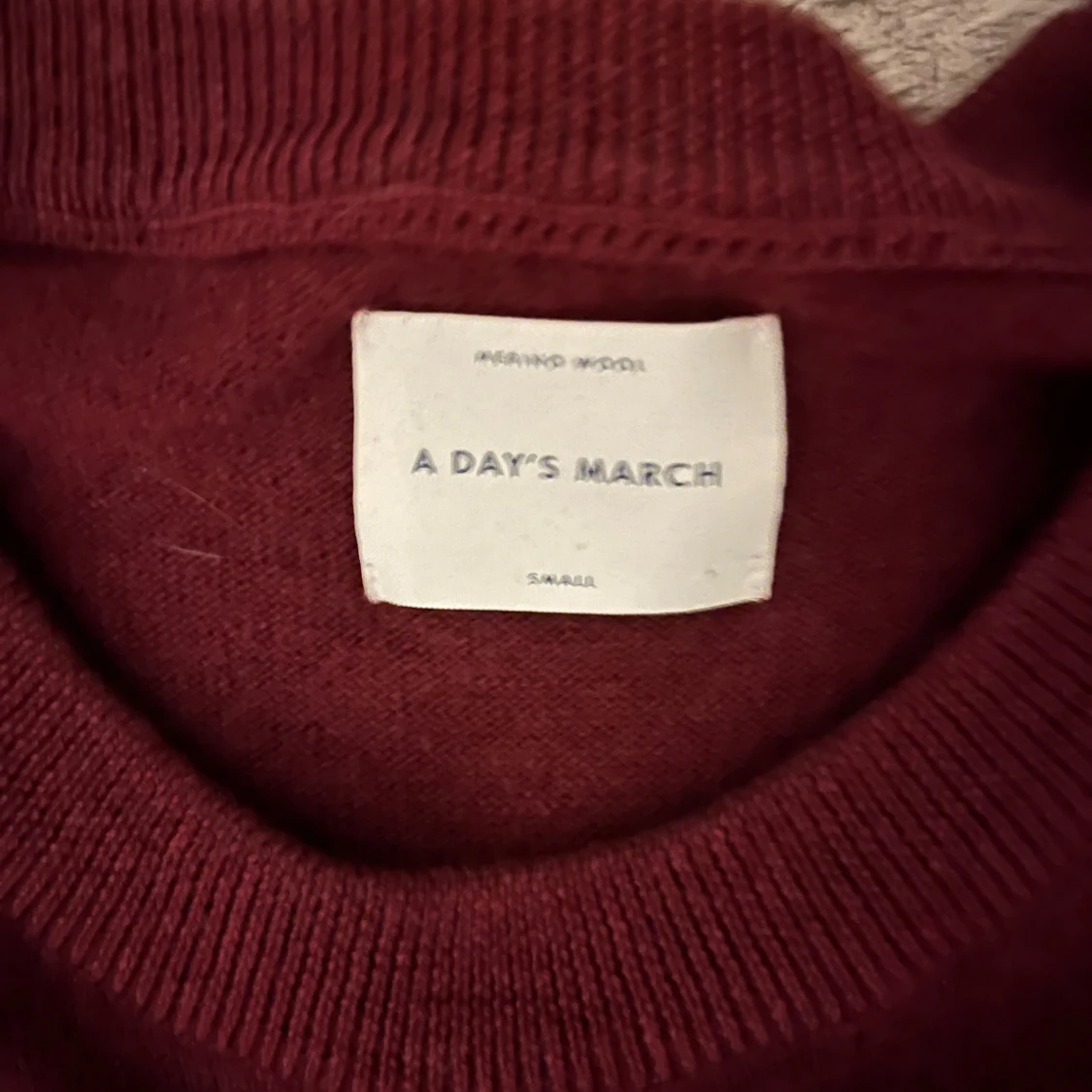 Vinröd tröja i merinoull A Day's March - 2