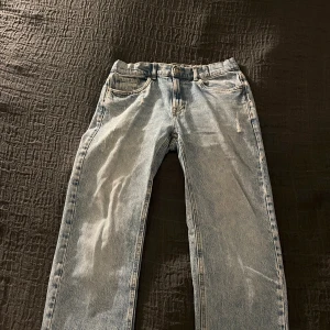 Ljusblåa jeans - Väldigt sköna ljusblåa jeans med en mer ”baggy” fit som passar till mycket. De är köpta från Lindex och nypris är 349kr.