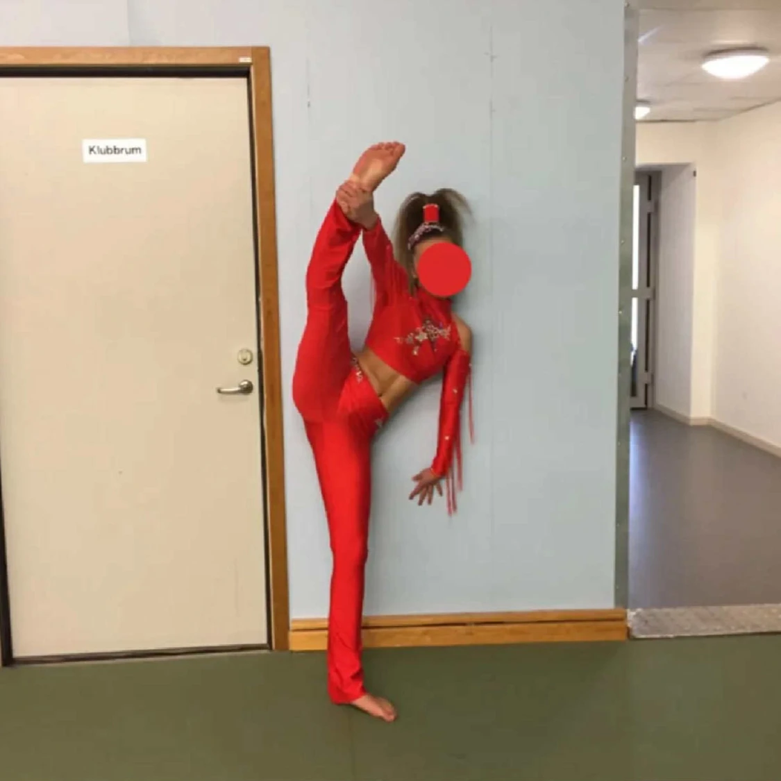 Röd danskostym med paljettdetaljer - 1