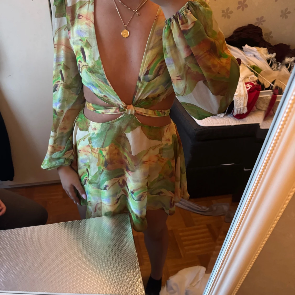 Grön mönstrad omlottklänning med cut out - 1