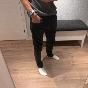 Dondup Jeans  - Svarta jeans från Dondup, modell George. Jeansen är i storlek 35 men sitter mer som  33- 32 -31 i midjan, inga defekter. Skriv om ni har några fler frågor! 🤩