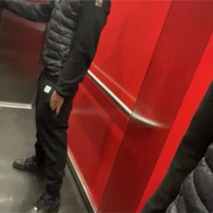 Svart Parajumpers cardigan  - Svart cardigan från Parajumpers med huva och dragkedja. Jackan har quiltad framsida och rygg, mesh-aktiga ärmar och en gul detalj vid kragen. Märkespatch på ena ärmen. Snygg och sportig look, perfekt för dig som gillar streetwear. Priset kan diskuteras via snabb affär med ett orginell pris på 5000kr de den nya pjs inte den gamla 