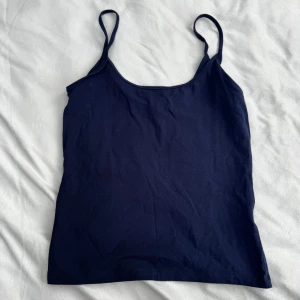 Mörkblå linnetopp  - Mörkblått linne från Gina Tricot i storlek M. Aldrig använt, finns även 1 vitt och säljs i 2-pack om du är intresserad av båda finns de uppe på min Plick. Jag fraktar inom 24h!