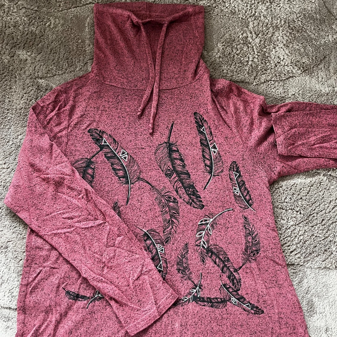 Rosa hoodie med fjäderprint och snörning - 1