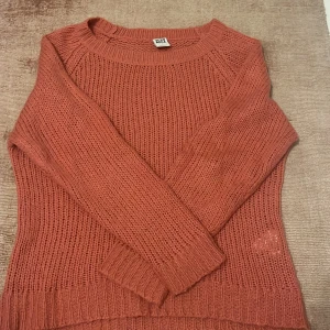 Rosa stickad tröja Vero Moda XL - Mysig stickad tröja från Vero Moda i en snygg rosa färg.  Färgen visas bäst på sista bilden. Storlek XL men är mer som en L eller M 
