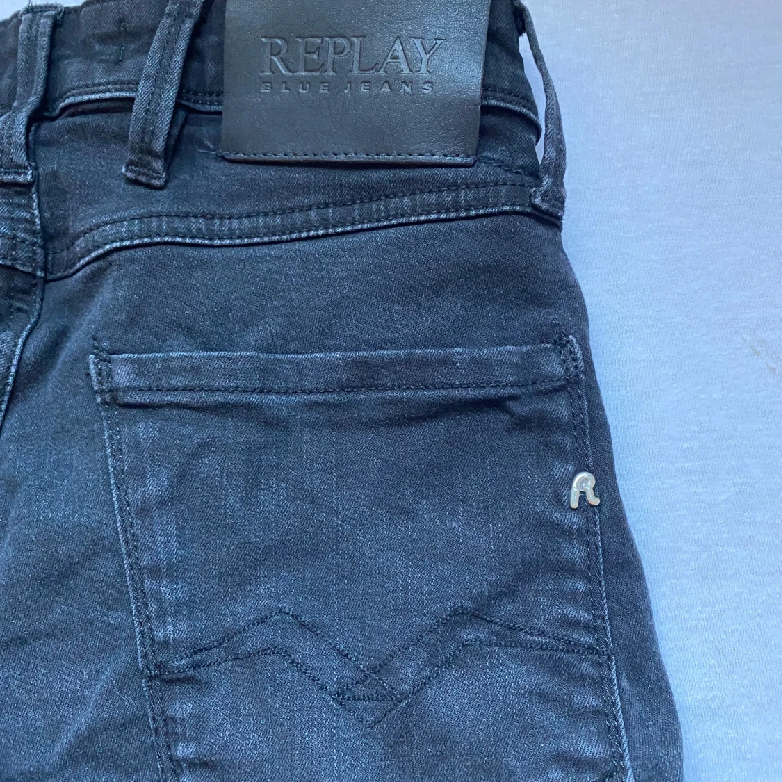 Svarta Replay jeans, midja 28/32 - 4