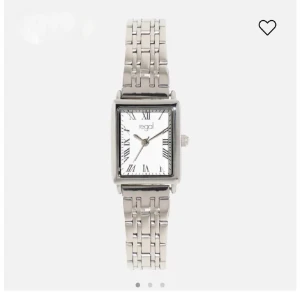 Regal silver  klocka - Stilren silver klocka från Regal. Klockan har en silverfärgad länk i metall och vit urtavla. Levereras i en rosa presentask med logga. Originalet kom tillsammans med ett silver armband (kjedja) men den säljer jag inte. Klockan är helt oanvänd kommer aldrig till användning tyvärr. 