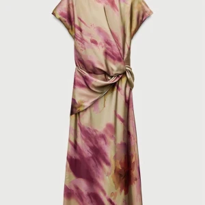 Långklänning i siden med knyt - Snygg långklänning i siden med abstrakt mönster i beige och rosa toner. Klänningen har korta ärmar och en cool knytning i midjan som ger en unik siluett. Perfekt för dig som vill sticka ut med en elegant och trendig look.