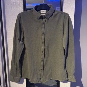 Lindbergh Skjorta  - Säljer denna finna gröna skjorta, storlek M/L använd få gånger bara så hör av dig om du undra Något!
