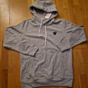 Grå hoodie Comme des Garçons Play - Säljer en helt ny CDG hoodie. Storleken står XL men passar L!