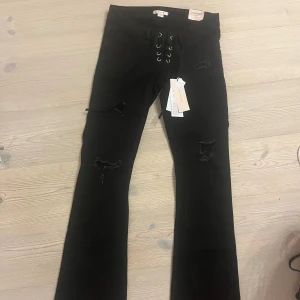 gina 14+ jeans - helt slutsålda i S i alla butiker i hela sverige och online, de är i tall och är svarta low rise  med hål och istället flr knappar är det som en knyt grej💗 helt nya med prislapp💞