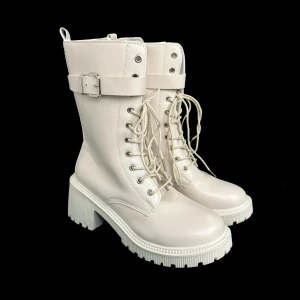 Kängor 🔪 - Tuffa vita combat boots med snörning! 🤍⛓️Storlek 37 📏Lite smutsiga undertill men annars är de i mycket fint skick utan anmärkningar ✨Köp nu 💌