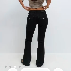 Svarta lågmidjade jeans - Säljer dessa svarta Jens från Gina, de är lågmidjade med fickor i bak. Fint skick men använda, storlek 34😊 